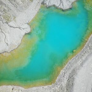 Lac de montagne par drone