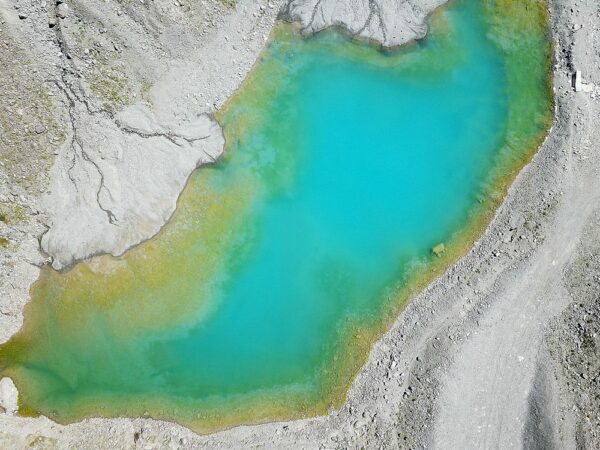 Lac de montagne par drone